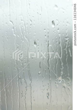 雨滴滴在窗玻璃上 雨滴滴在窗玻璃上 116134846