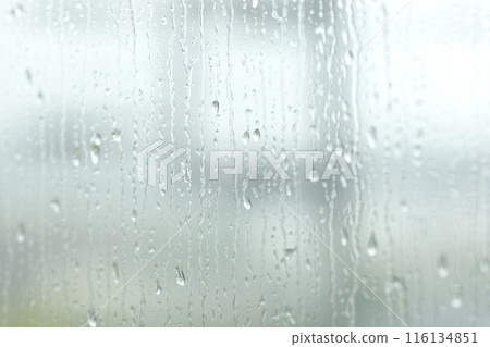 雨滴滴在窗玻璃上 雨滴滴在窗玻璃上 116134851