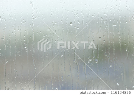 雨滴滴在窗玻璃上 116134856