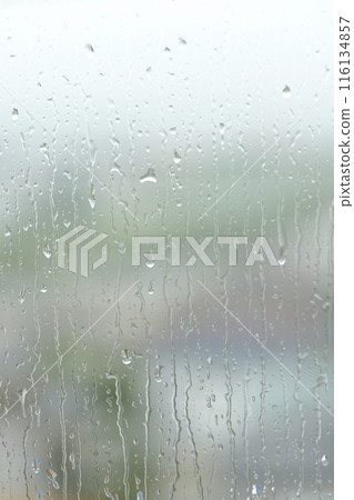 雨滴滴在窗玻璃上 116134857