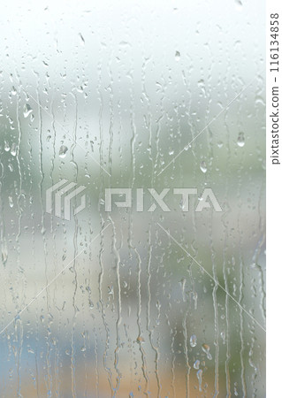 雨滴滴在窗玻璃上 雨滴滴在窗玻璃上 116134858