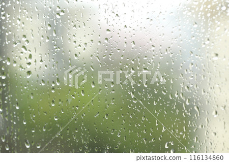 雨滴滴在窗玻璃上 雨滴滴在窗玻璃上 116134860