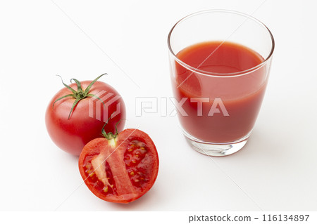 番茄汁和西紅柿在玻璃,白色背景中 番茄汁和西紅柿在玻璃,白色背景中 116134897