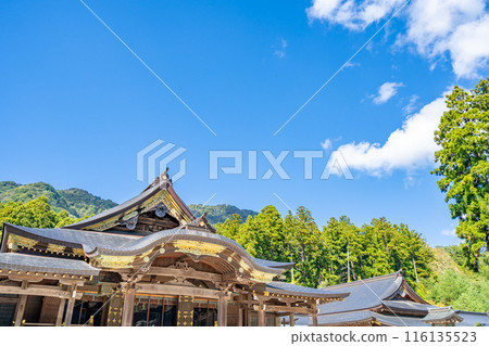 越後一宮彌彥神社、正殿、參拜殿、三間社風格的面向神社、以彌彥山為背景的森林深處 越後一宮彌彥神社、正殿、參拜殿、三間社風格的面向神社、以彌彥山為背景的森林深處 116135523
