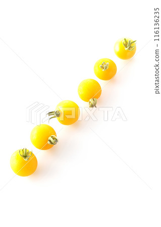 白色背景上只有黃色櫻桃番茄的照片 116136235