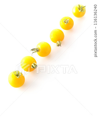白色背景上只有黃色櫻桃番茄的照片 白色背景上只有黃色櫻桃番茄的照片 116136240