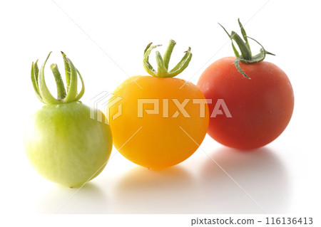 Cherry tomatoes arranged in the same order as traffic lights 116136413