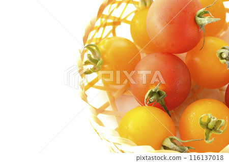 白色背景下竹籃中黃色和紅色櫻桃番茄的照片 白色背景下竹籃中黃色和紅色櫻桃番茄的照片 116137018