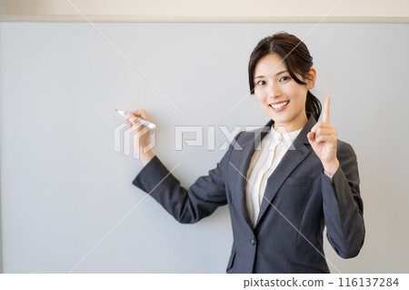 站立在白板前面的女商人 站立在白板前面的女商人 116137284