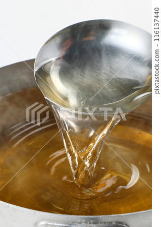 Scoop up Japanese-style soup stock Scoop up Japanese-style soup stock 116137440