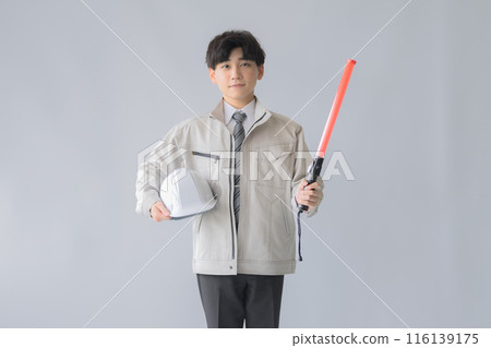 帶有感應和頭盔的年輕工作服男子 116139175