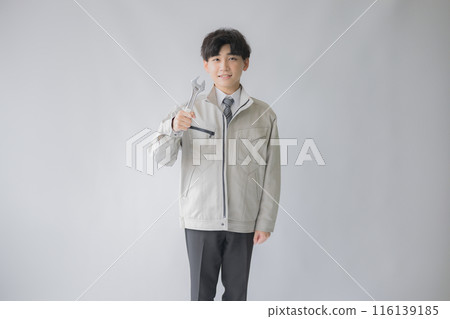 穿著工作服的男人拿著扳手 穿著工作服的男人拿著扳手 116139185