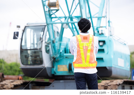 工人在建築工地工作 工人在建築工地工作 116139417