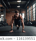 男子在訓練館訓練 116139551