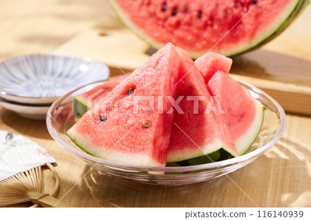玻璃板上的西瓜 116140939