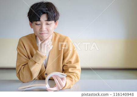 讀書的一個年輕人 116140948