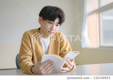 讀書的一個年輕人 讀書的一個年輕人 116140955