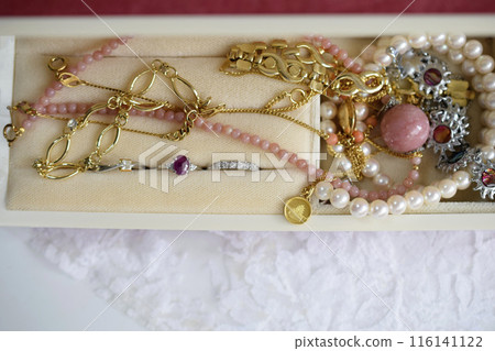 配件、戒指和項鍊、珠寶盒中的奢華珠寶 116141122