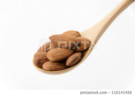 木湯匙上的杏仁 116141488