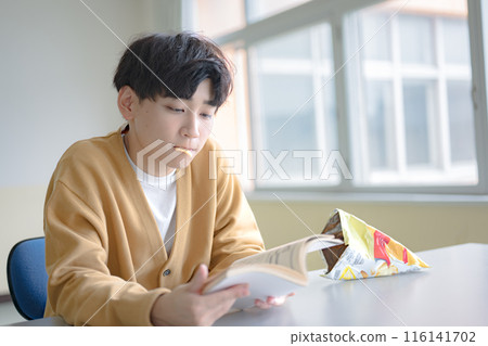 Boy eating potato chips Boy eating potato chips 116141702