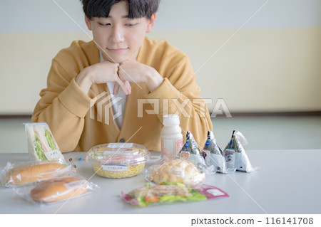 很多食物和年輕人 116141708