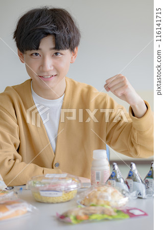 很多食物和年輕人 很多食物和年輕人 116141715