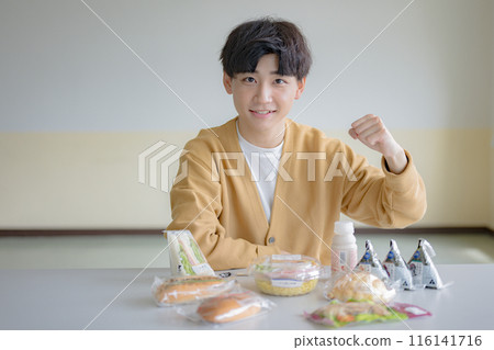 很多食物和年輕人 116141716