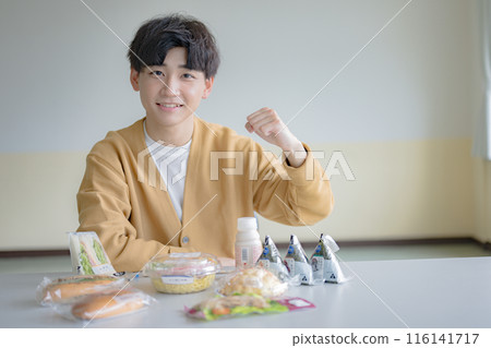 很多食物和年輕人 很多食物和年輕人 116141717