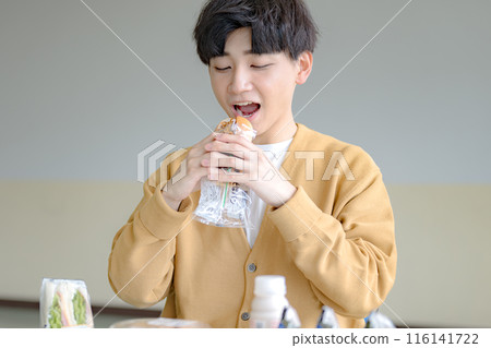 炒麵麵包和年輕人 炒麵麵包和年輕人 116141722