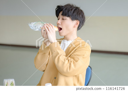 炒麵麵包和年輕人 116141726