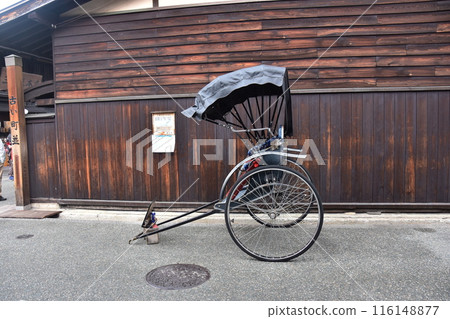 日本的春天，岐阜縣高山市中心的老城區，停在老民居前的人力車，復古車身和日本房屋 116148877