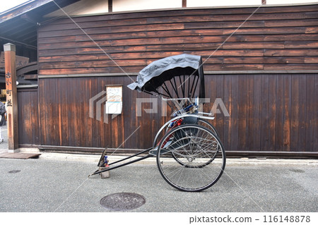 日本的春天,岐阜縣高山市中心的老城區,停在老民居前的人力車,復古車身和日本房屋 日本的春天,岐阜縣高山市中心的老城區,停在老民居前的人力車,復古車身和日本房屋 116148878