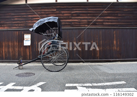 Spring in Japan, Takayama City, Gifu Prefecture, rickshaw parked in front of an old folk house, retro body and Japanese house 116149302
