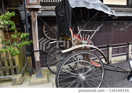 日本的春天，岐阜縣高山市，人力車停在古老的民居前，復古的身體和日本房屋 116149330