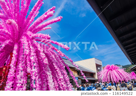 Mino Festival: Flower Mikoshi parading through the streets lined with udatsu (Mino City, Gifu Prefecture) 116149522