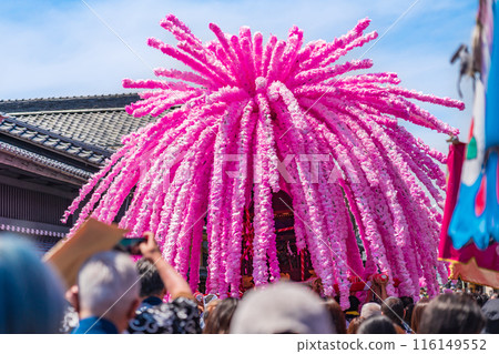 Mino Festival: Flower Mikoshi parading through the streets lined with udatsu (Mino City, Gifu Prefecture) 116149552