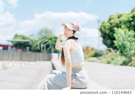 Young girl listening to music outdoors 116149665