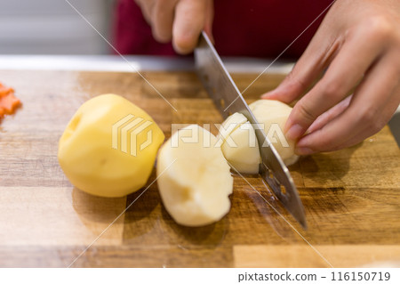 I can cut potatoes with a knife 116150719