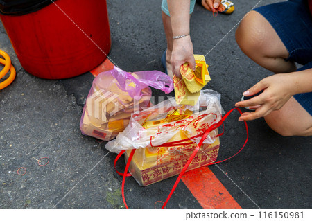 餵鬼鈔票中國鬼節台灣中原福都鈔票鬼魂中國鬼節 餵鬼鈔票中國鬼節台灣中原福都鈔票鬼魂中國鬼節 116150981