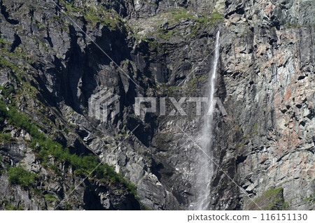 挪威峽灣懸崖峽谷中的瀑布 116151130