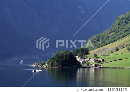 挪威峽灣中充滿北歐氣息的峽谷村莊 挪威峽灣中充滿北歐氣息的峽谷村莊 116151135