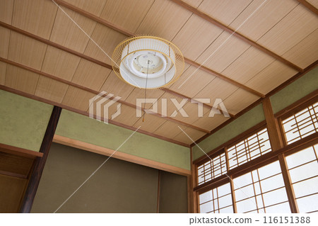 Showa-era Japanese house: Ceiling paneling, transoms, and tokonoma alcove 116151388