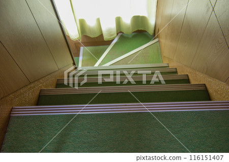 Showa-era Japanese house: Green staircase leading from the second floor to the first floor 116151407