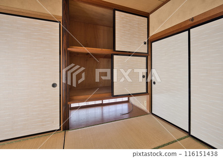 Showa era Japanese house, Japanese-style room with hanging closet, empty closet Showa era Japanese house, Japanese-style room with hanging closet, empty closet 116151438