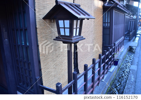 日本的春天,岐阜縣高山市的老城區,老民居旁的復古路燈 日本的春天,岐阜縣高山市的老城區,老民居旁的復古路燈 116152170