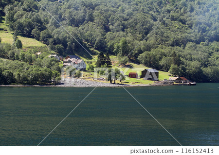 挪威峽灣峽谷中星羅棋布的房屋 挪威峽灣峽谷中星羅棋布的房屋 116152413