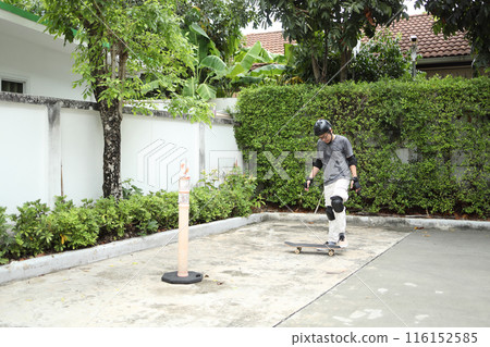 Man playing skateboard 116152585