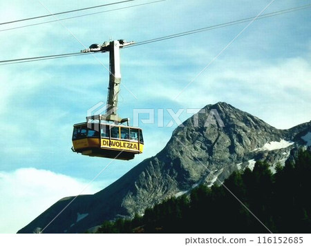 從雷蒂亞鐵路伯恩納線迪亞沃勒扎站搭乘索道到達冰河觀測站。 116152685