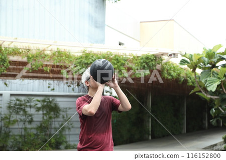 Man playing basketball 116152800