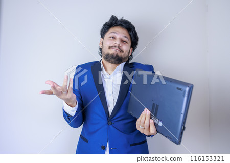 一個拿著筆記型電腦的外國商人，看起來他不懂 116153321